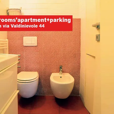The Red In With Free Parking Apartment